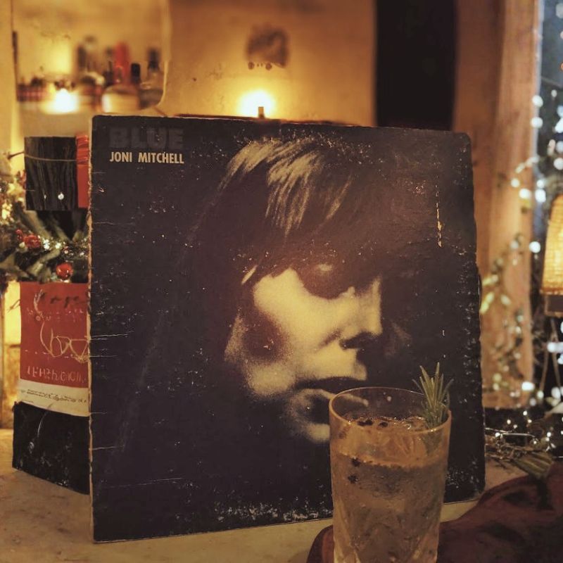 Bird Song CafeでJoni Mitchell『Blue』のジャケットとForest Moon Elixirを並べた一枚